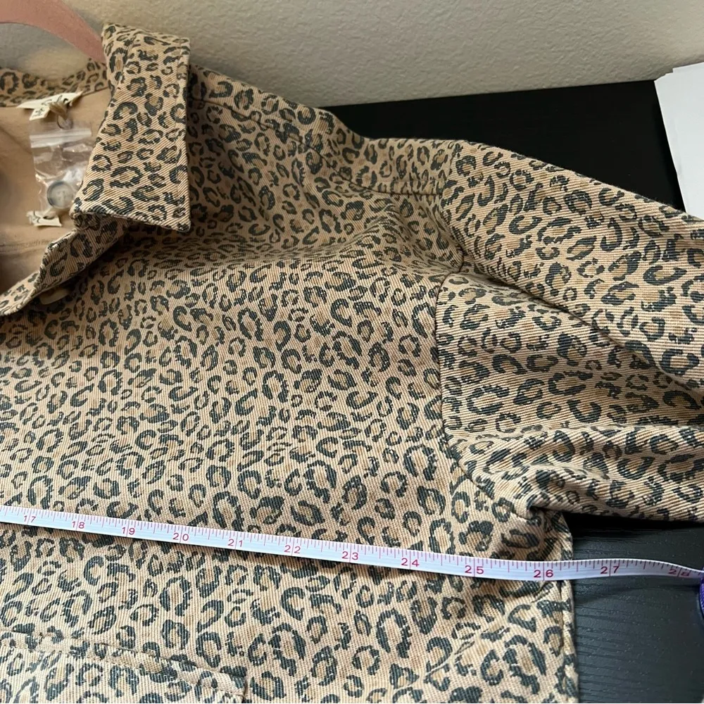 EASEL Oversized Tan & Black Leopard Peekaboo Button Up Jacket Large NWT - Image 12