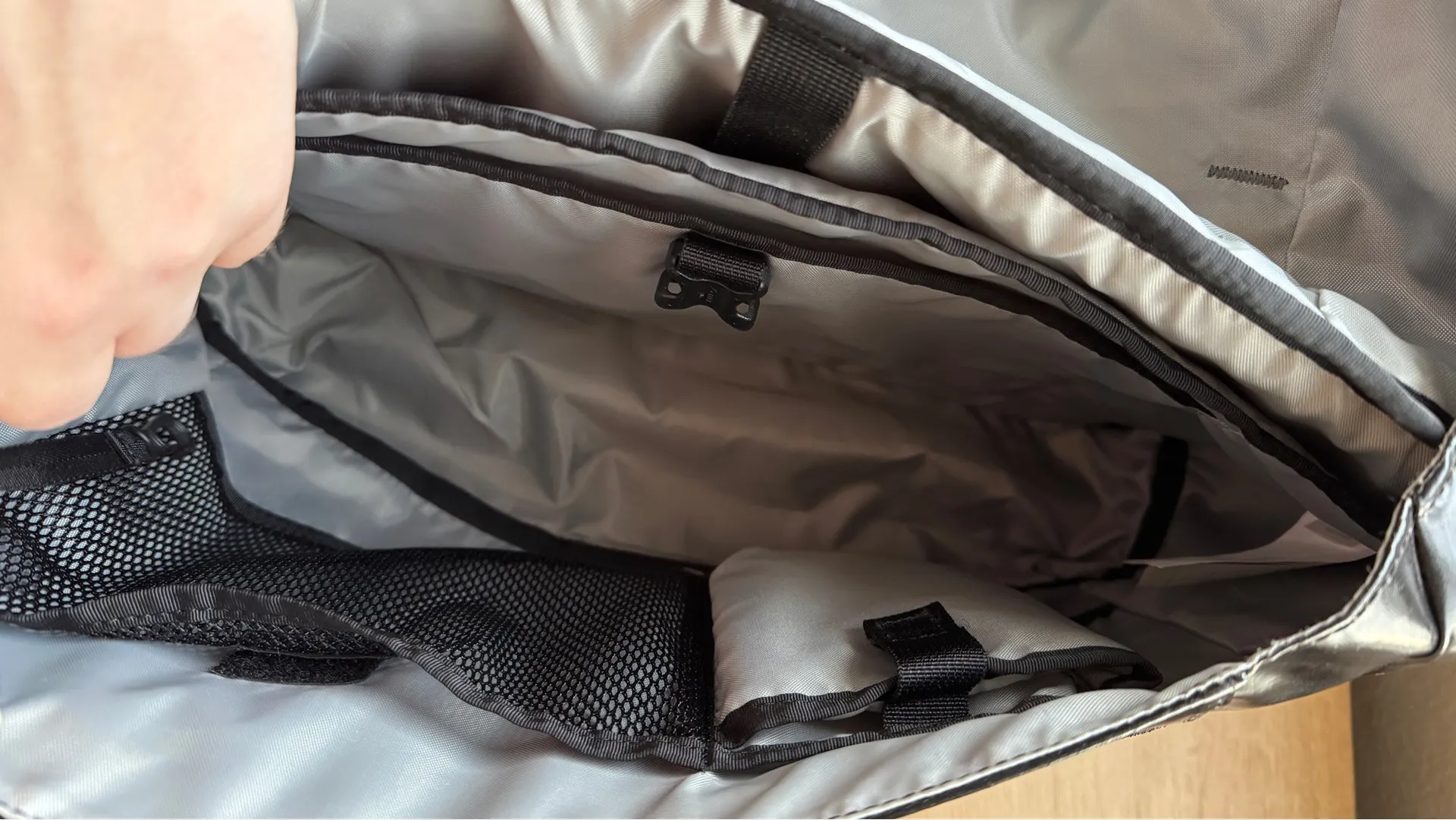 Patagonia black hole laptop messenger bag  - Image 5