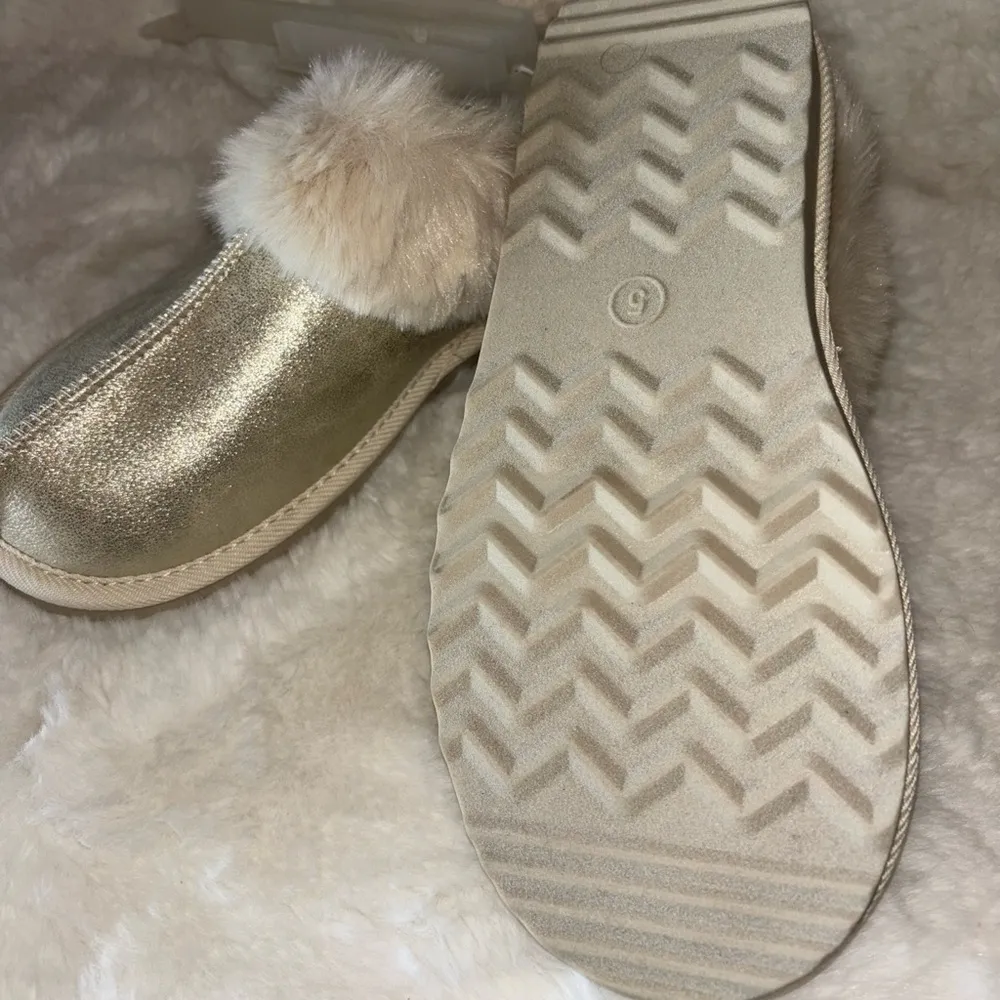 Women’s Size 5 Gold Fur Trim Soft Fluffy CAT & JACK Slippers - Image 2