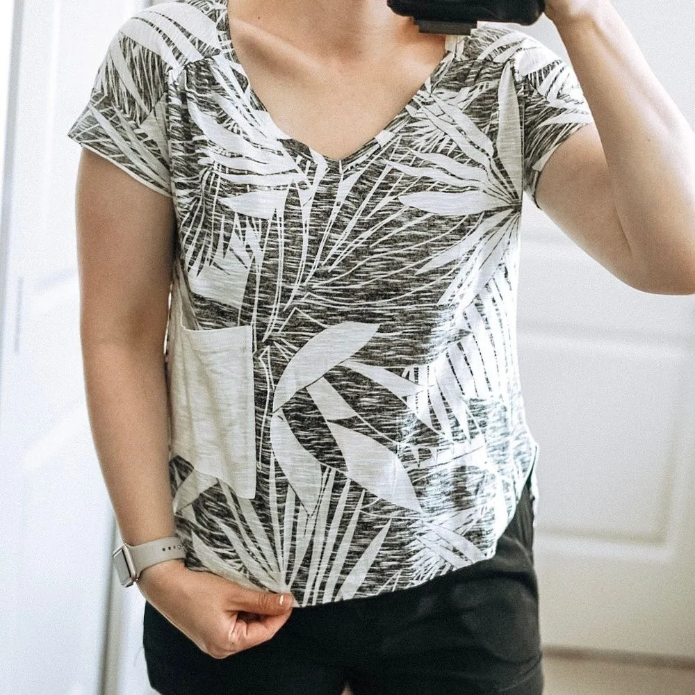Serenity Now Palm Print Pattern Hawaiian Tropical Split Hem Pocket Tee XS - Image 3