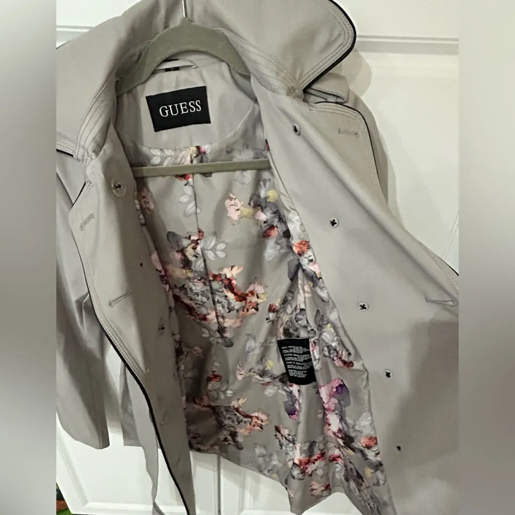 Guess  XS Rain Jacket 🧥 Removable Hoodie - Image 3