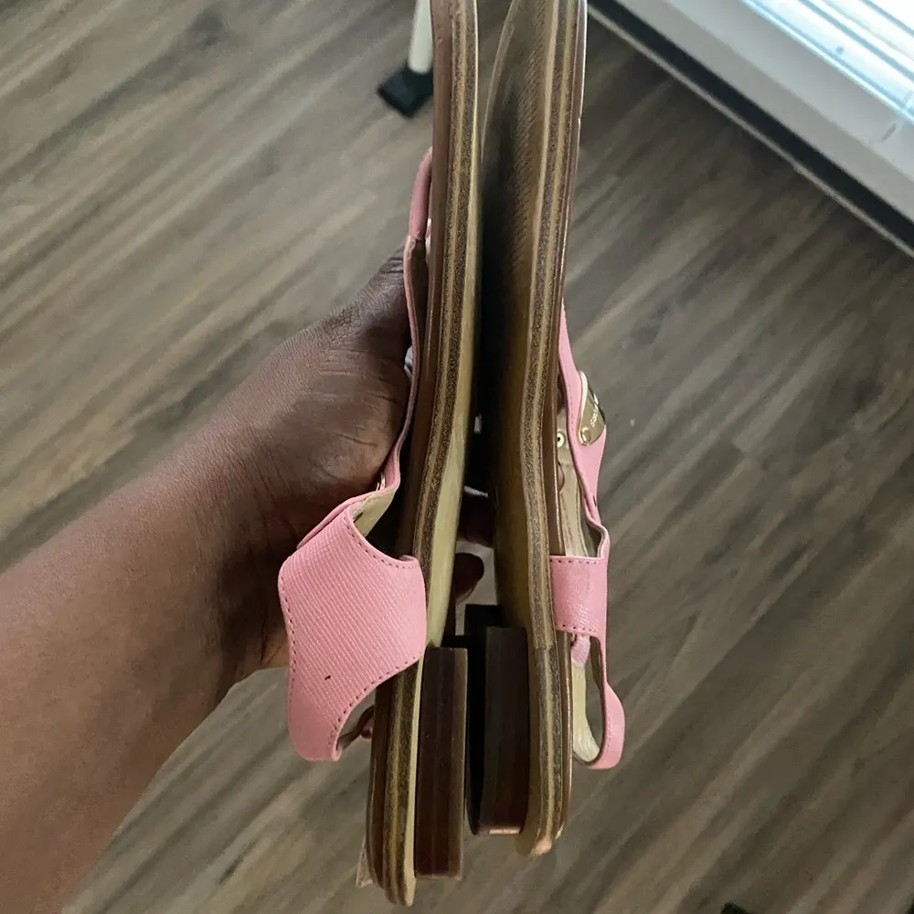 MICHAEL KORS SANDALS.Size:7M. Color Pink and brown - Image 4