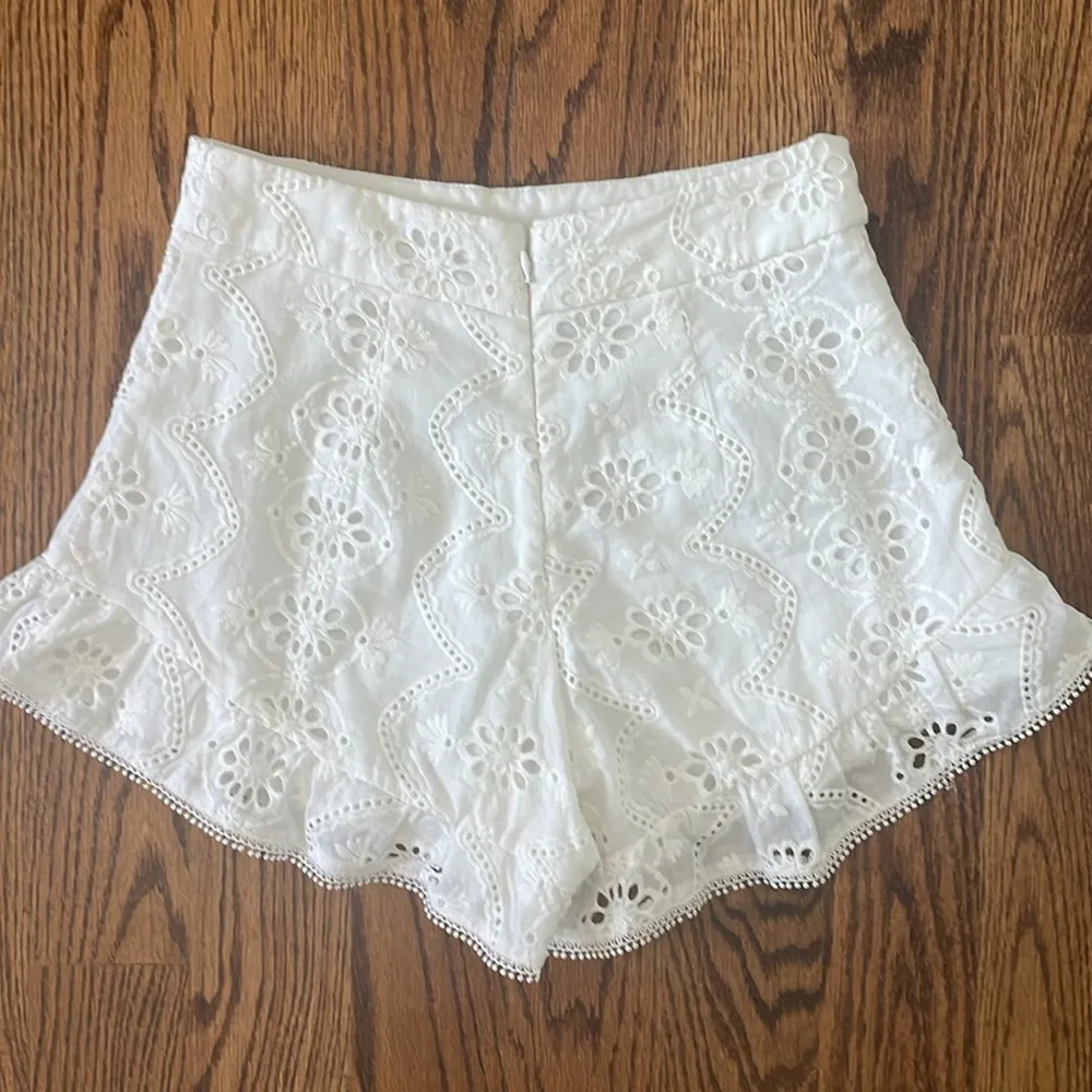 DO + BE Eyelet High Waisted Lace White Shorts Size S Resort White Preppy Floral - Image 5
