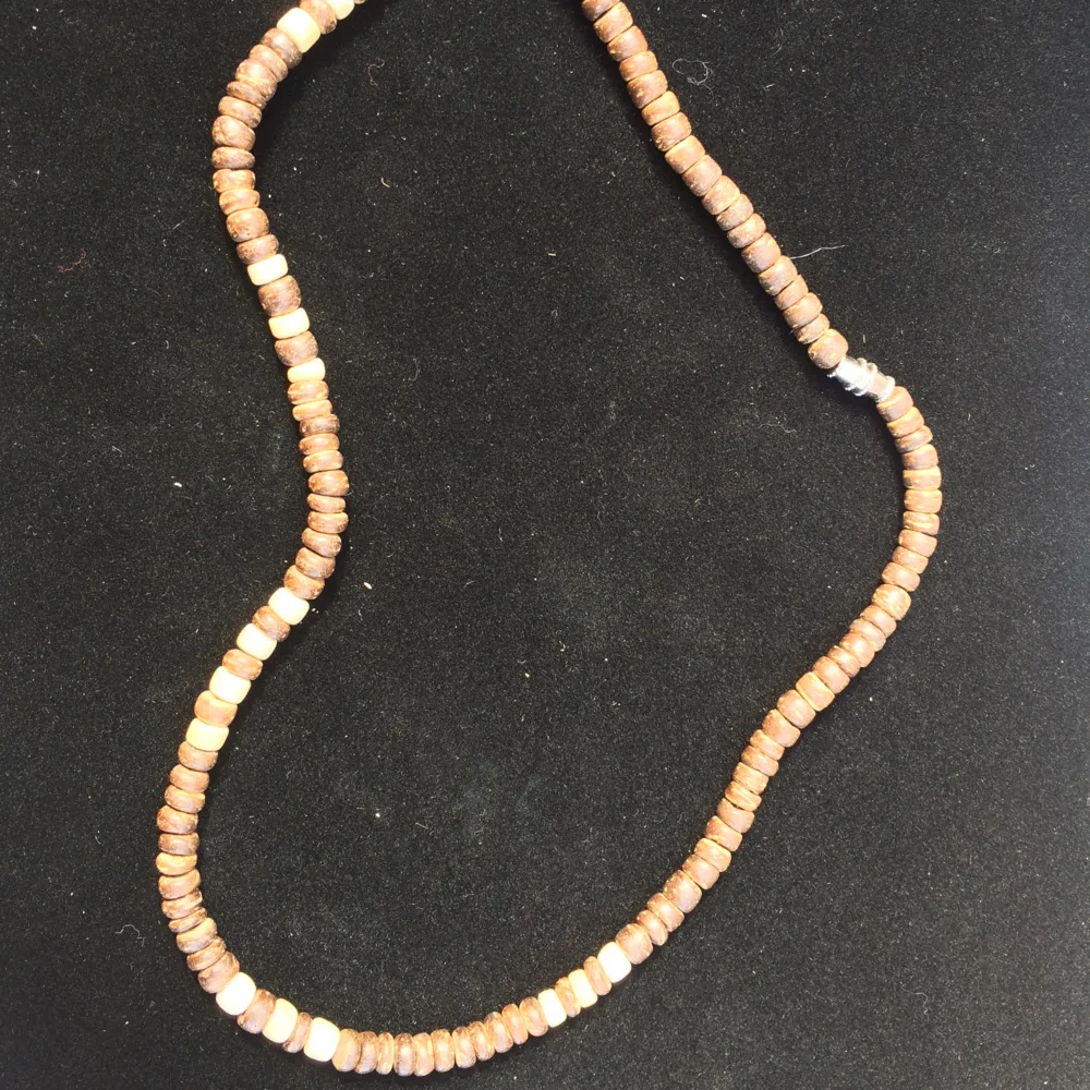 Heishi wood beaded necklace. - Image 2