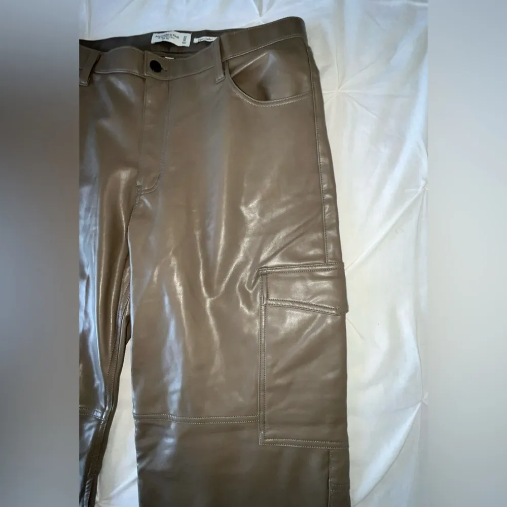 Abercrombie & Fitch Curve Love Vegan Leather Straight
Leg Cargo Pants SIZE 33/16 - Image 7