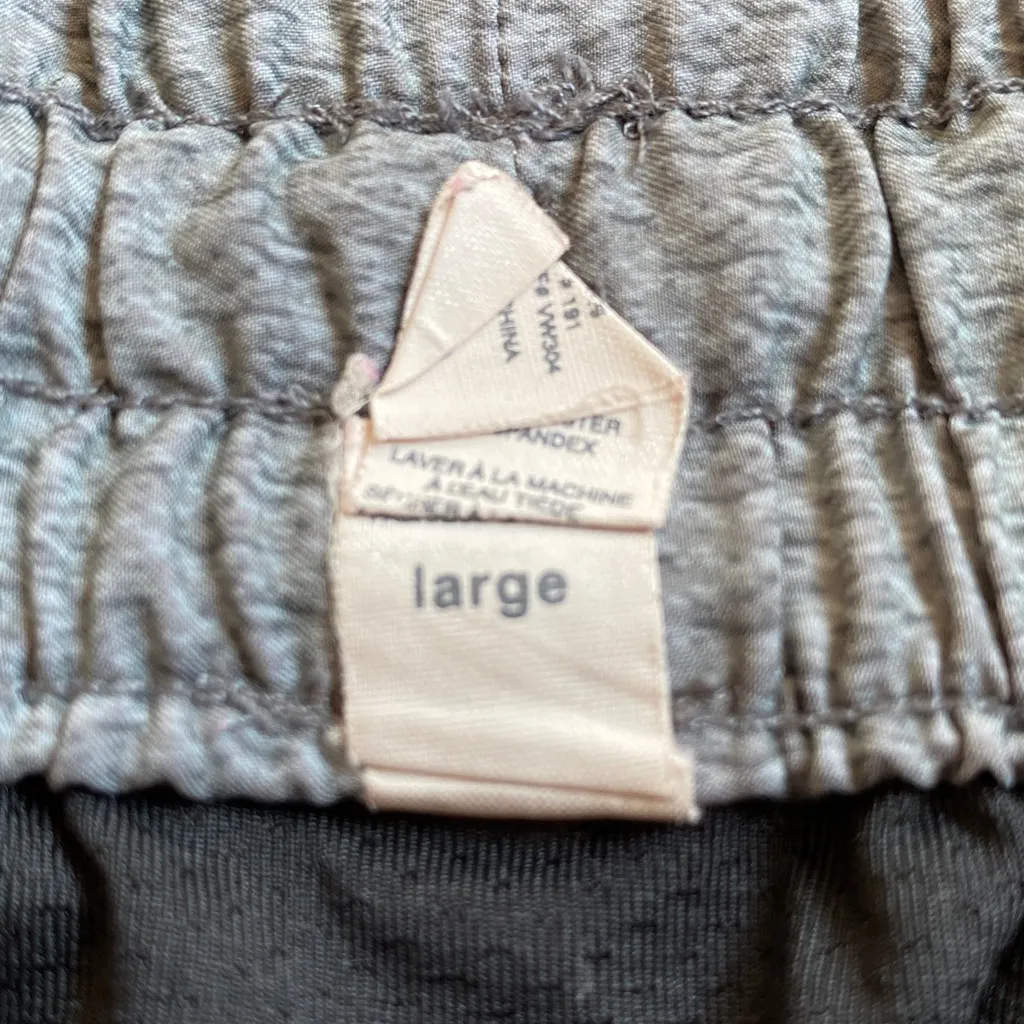 Vuori 2.5” Clementine Arhletic Lined Shorts Mini Pocket Drawstring Waist Printed - Image 3