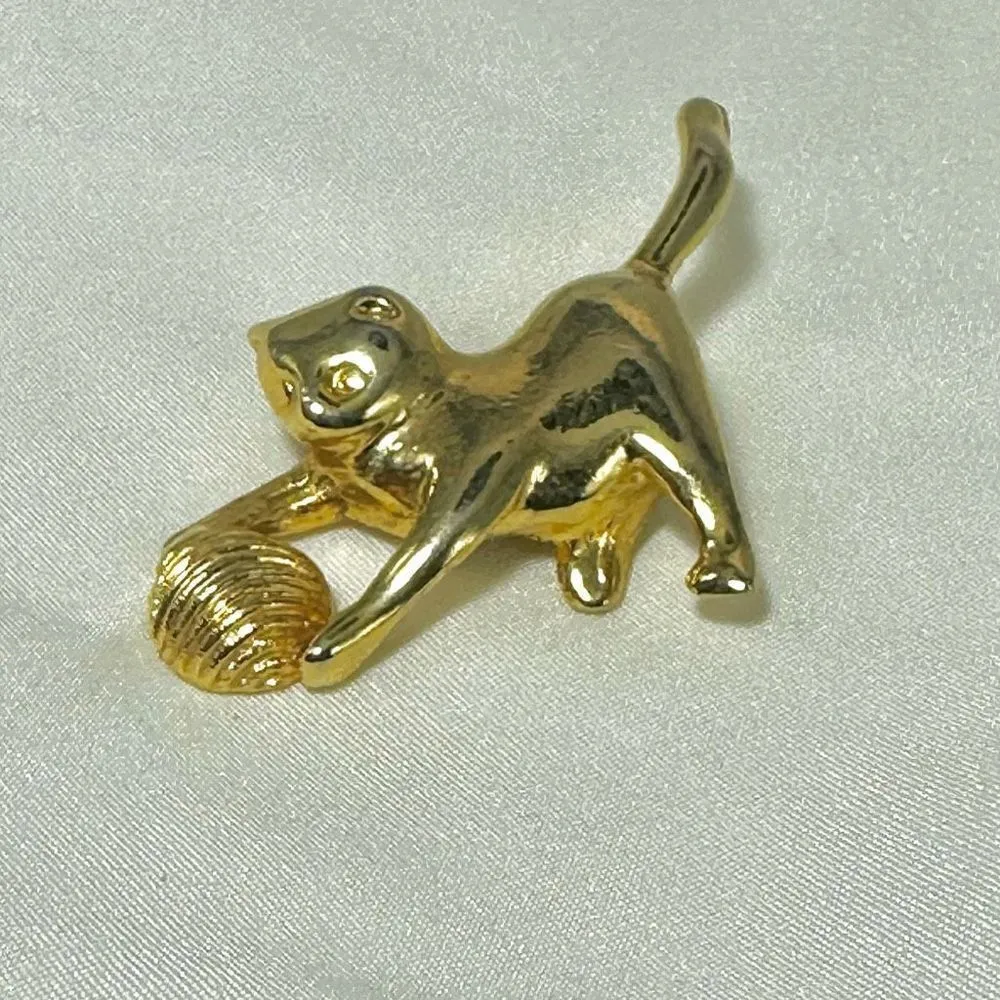 Gold tone cat with yarn brooch - Image 3