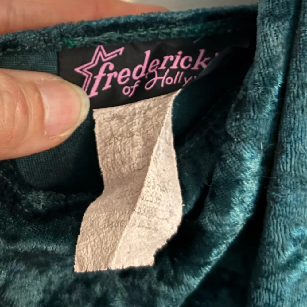 VINTAGE Frederick’s of Hollywood Emerald green velour nightgown size S/M - Image 4