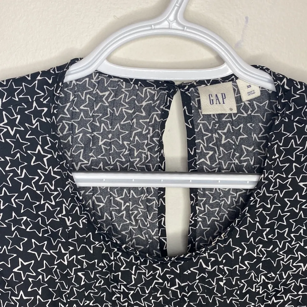 Gap black star printed sleeveless drapey top size XS - Image 5