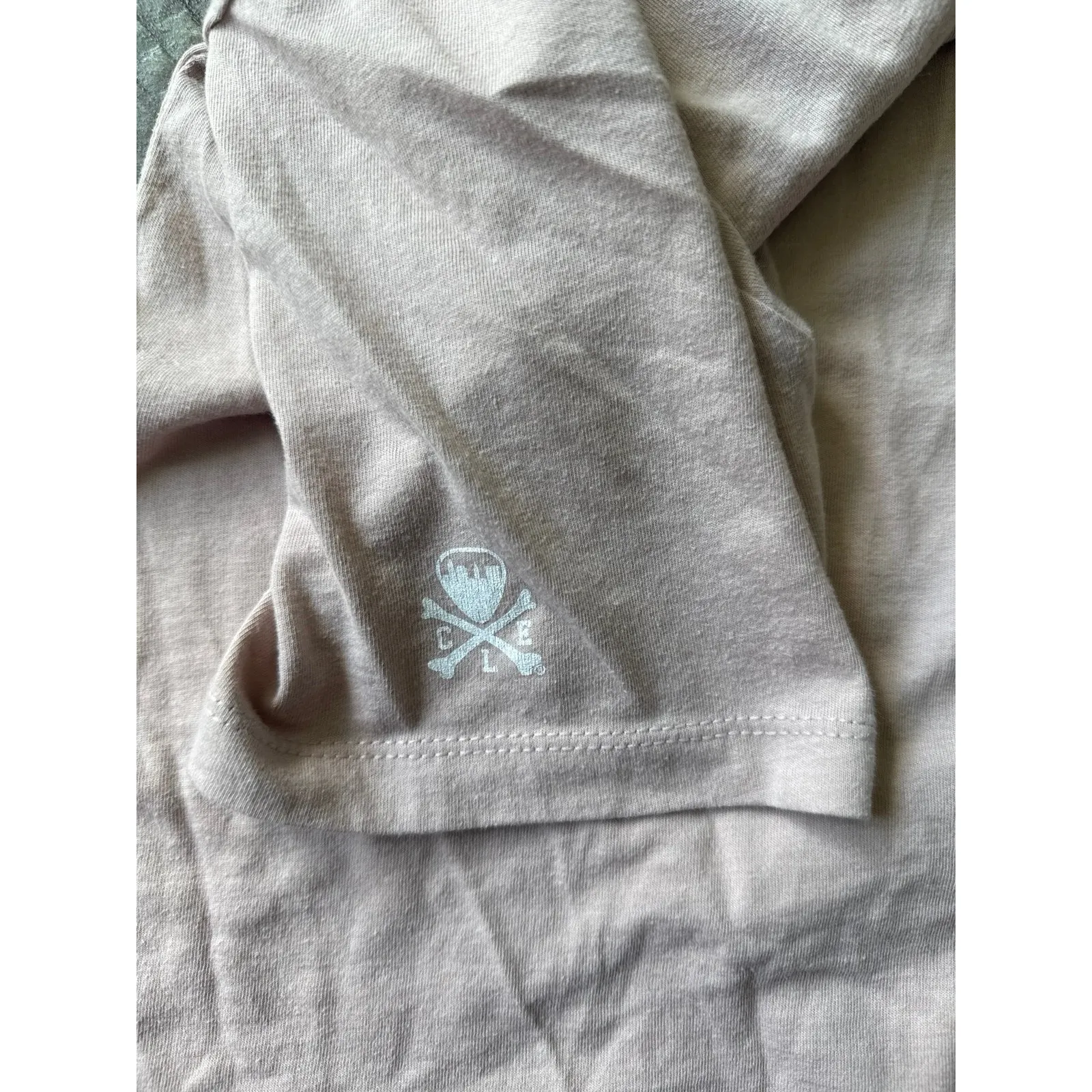 Cleveland Clothing Co Women's "Cleveland w/ peace sign" light‎ pink Tee Size M Size M - Image 5