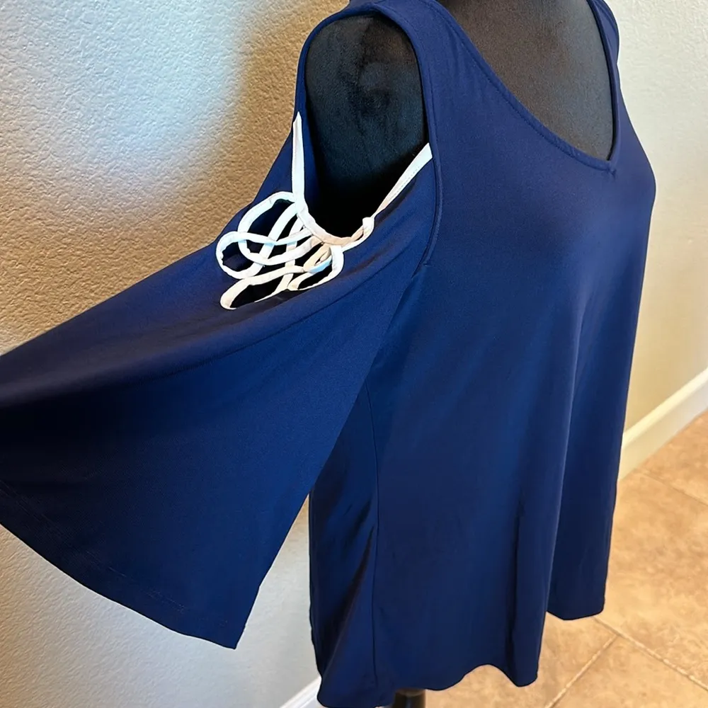 NWT Vince Camuto cold shoulder V-Neck Blouse - Image 3