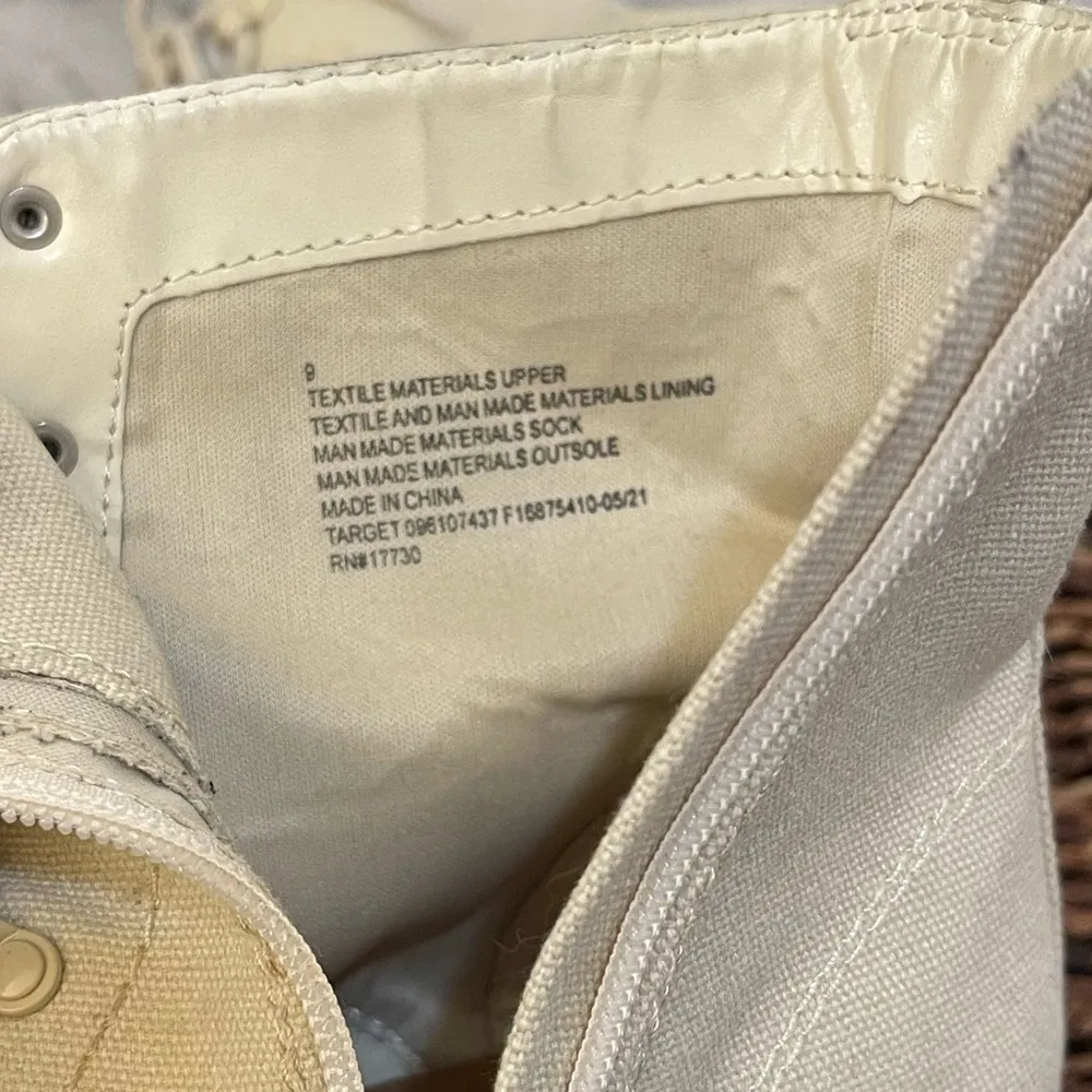 Women’s Universal Thread Target brand oatmeal cream colored combat boots 9 - Image 5