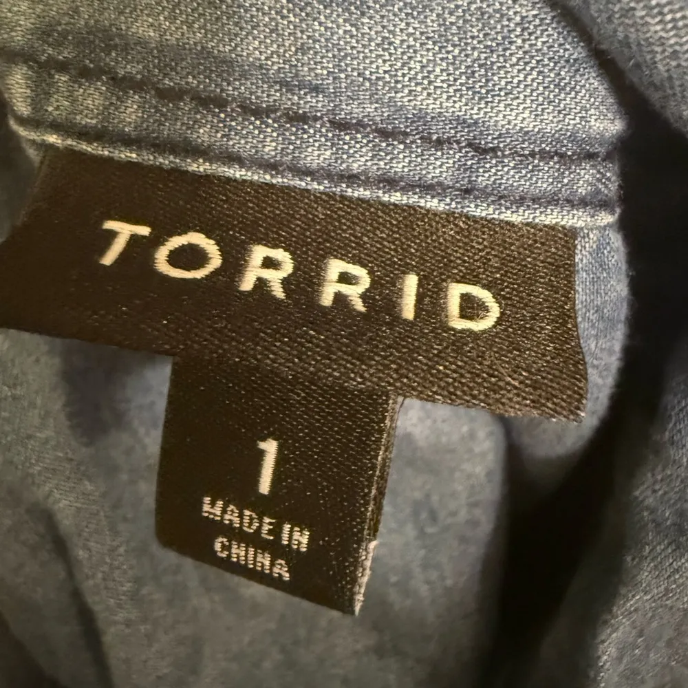 Torrid Taylor Medium Wash Chambray Denim Button-Down Shirt - size 1 - Image 5