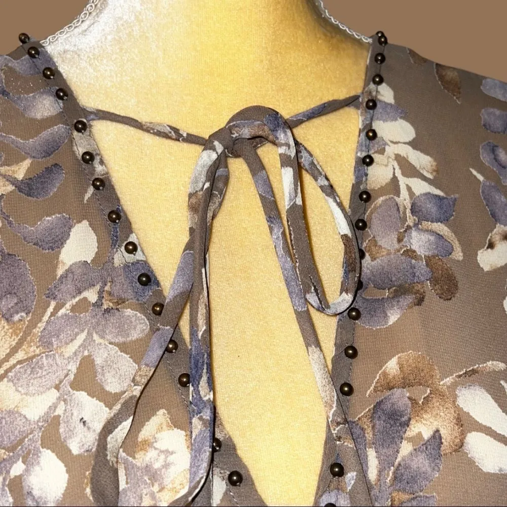 Lulu’s taupe floral flowy blouse! Tan - Image 10