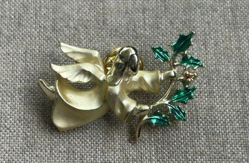 Vintage Giusti Gold Tone Angel pin brooch holiday pin jewelry faith Christmas Green - Image 10