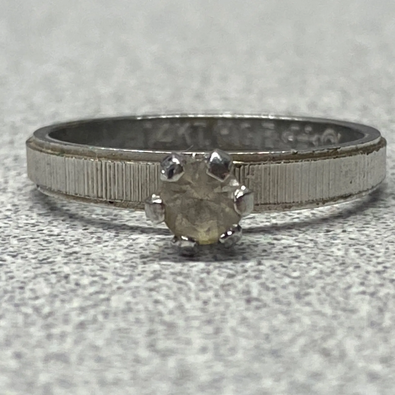 Vintage 14k HGE Gold Solitaire Diamond Ring Classic Engagement Style Size 7 Silver - Image 4