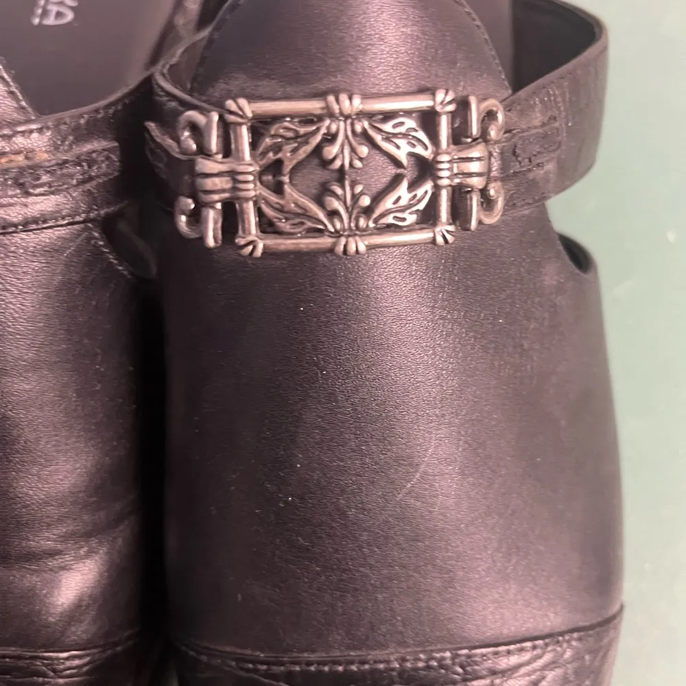 Minnetonka Women's Slip on Leather Mules size 8.5 - Image 2