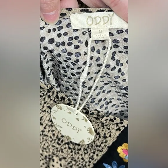 Oddi NWT‎ Ditzy Dot Print Top with Floral Embroidery in Taupe.  Size Small - Image 6