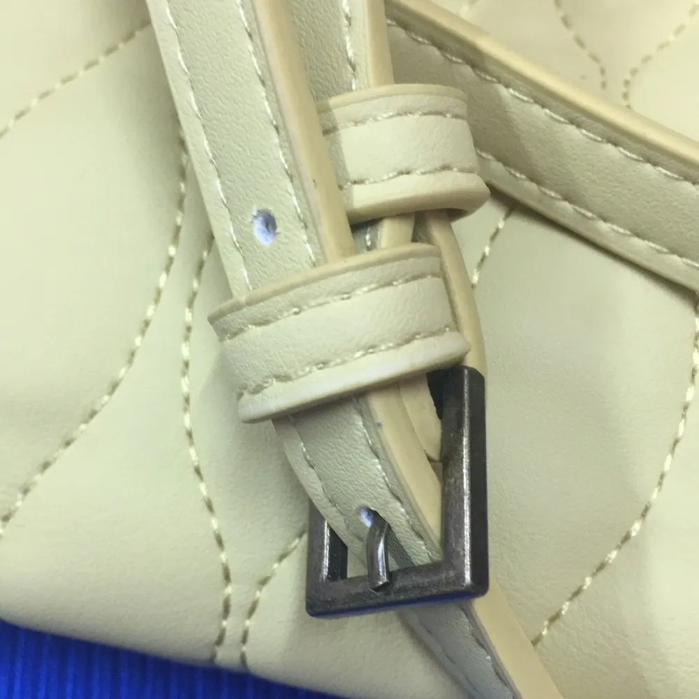 LADIES’ NWT Universal Thread Yellow Crossbody bag - Image 9