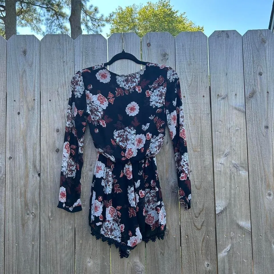 Beautiful long sleeve floral romper by Astr size‎ smal - Image 6