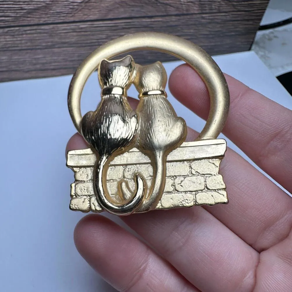 JJ Kitty Cat Couple On Brick Wall Brooch Pin Gold Tone Jonette Jewelry - Image 3
