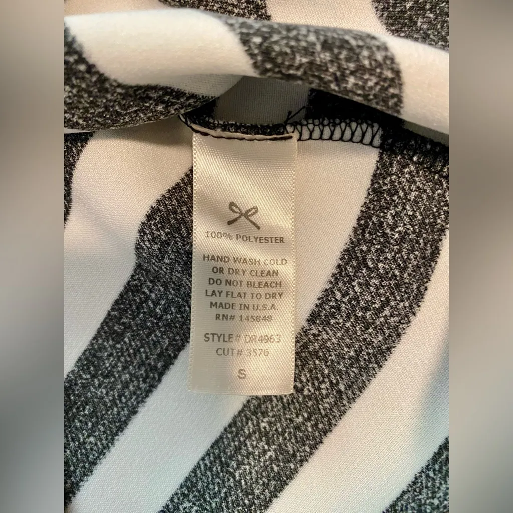 Everly Black/White Sleeveless Striped Shift Dress - Image 7