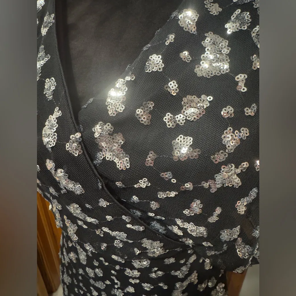 NWT KENSIE Sequin flutter sleeve midi dress size 2 - Image 3