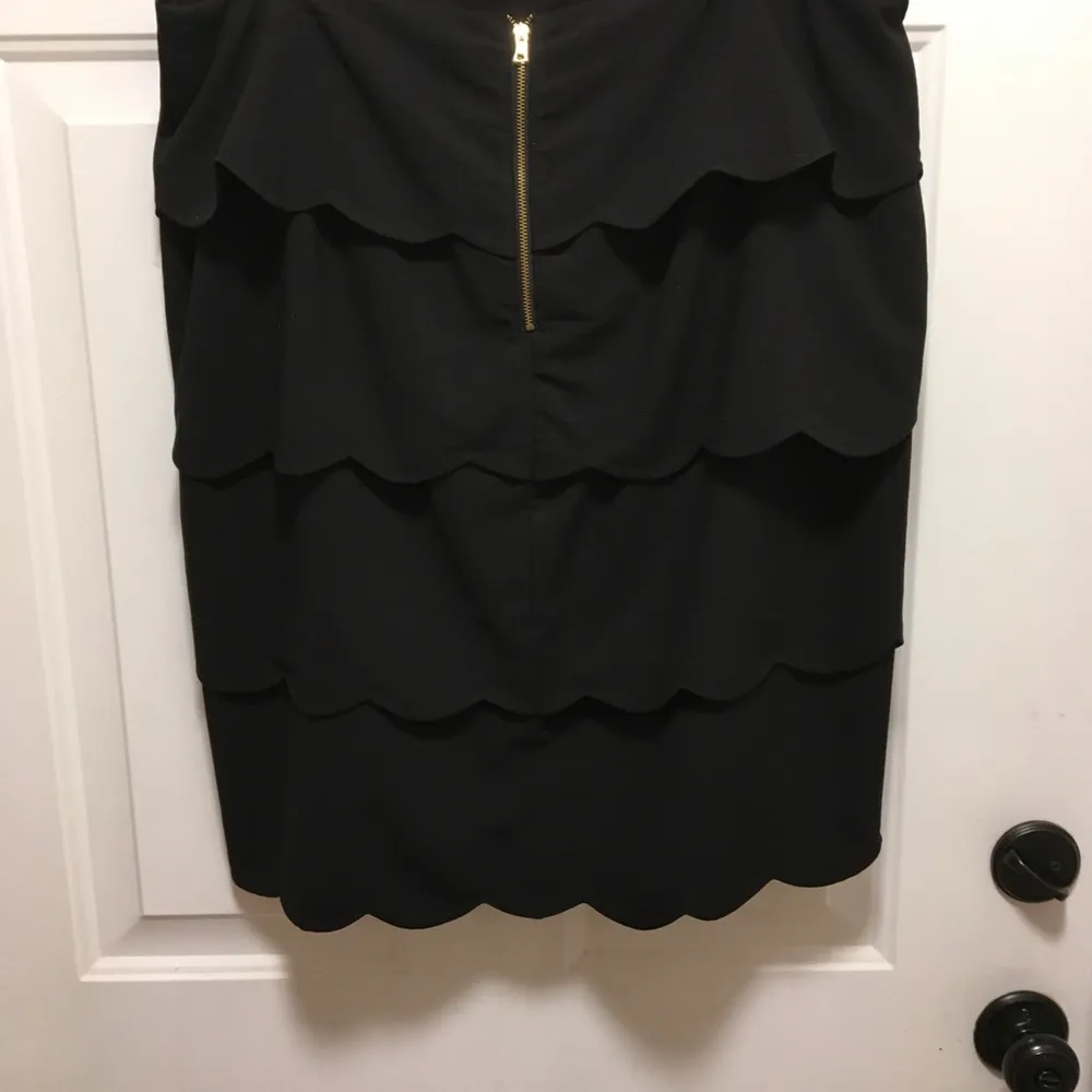 Alfani Scalloped pencil Skirt/gold Zipper size 14 - Image 3