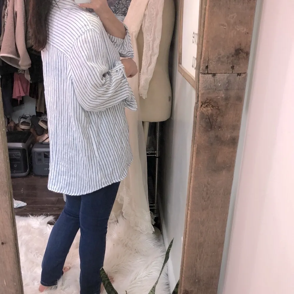 blue & white button down linen top size 2X - Image 3