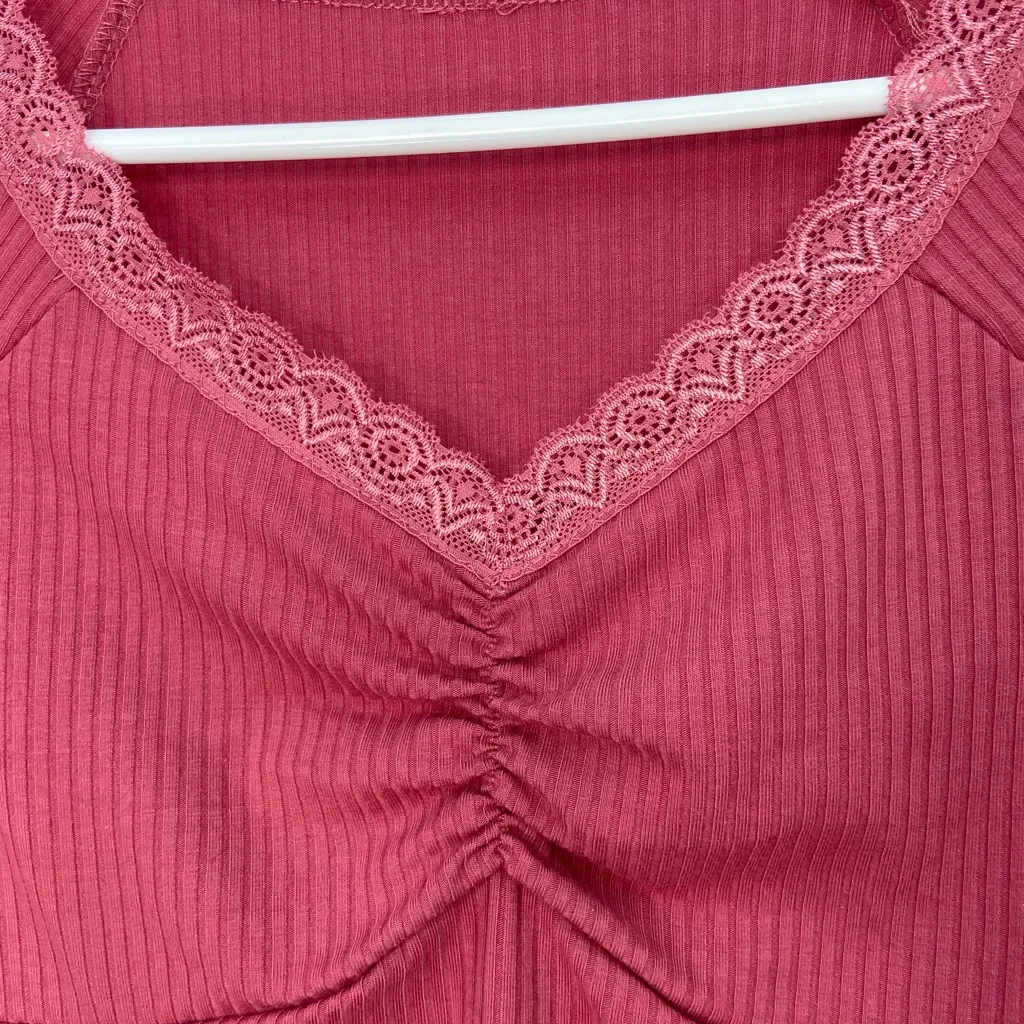 EUC SHEIN deep pink lace‎ scrunched v-neck crop top stretch summer spring medium - Image 3