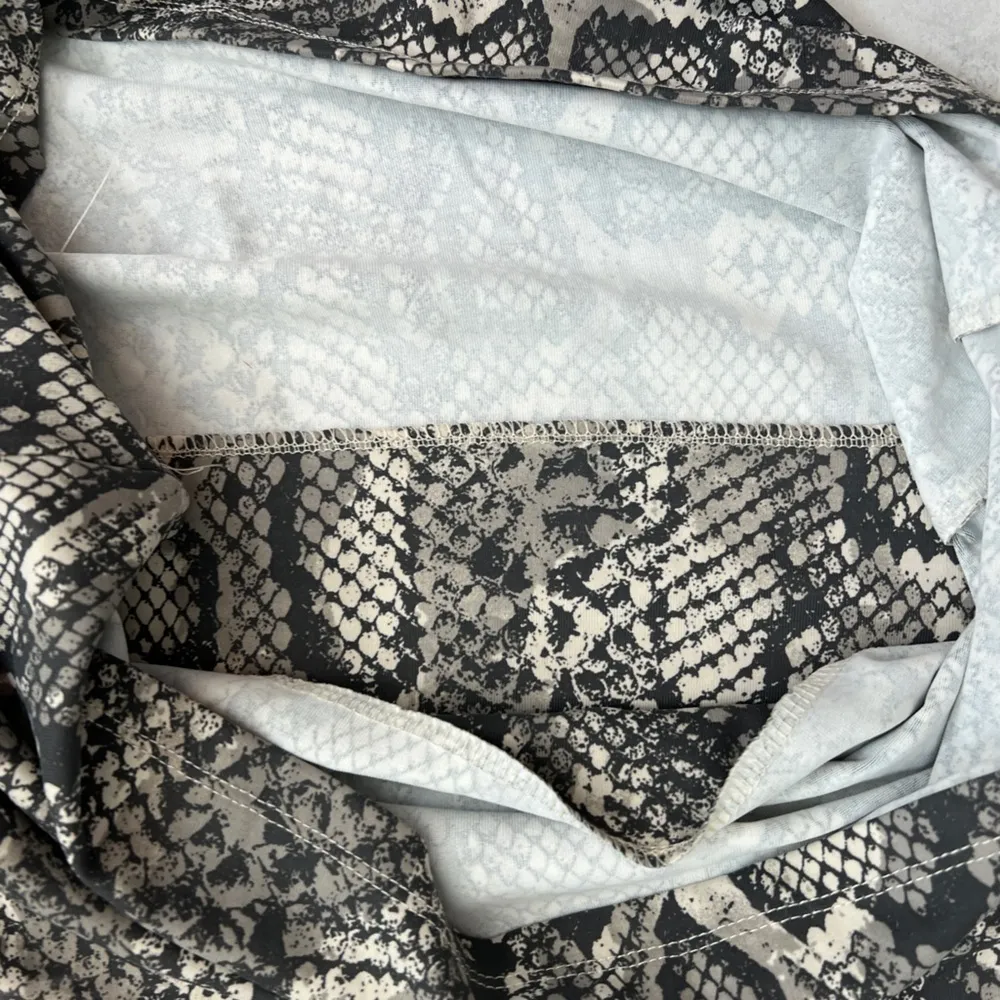 Zara scoop neck sleeveless dressy tank top in snakeskin print, size L. - Image 9