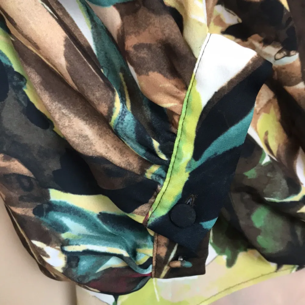 Chico’s Women’s Floral Leaf Tropical Print Wide Baggy Sleeve Hi-Low Tie Blouse - Image 5