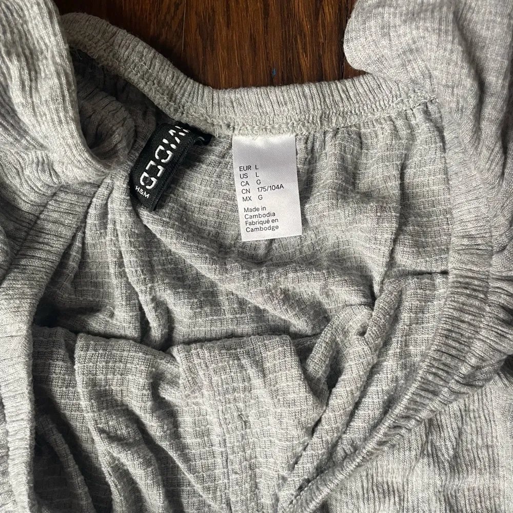 H&M cropped loose flowy top - Image 2