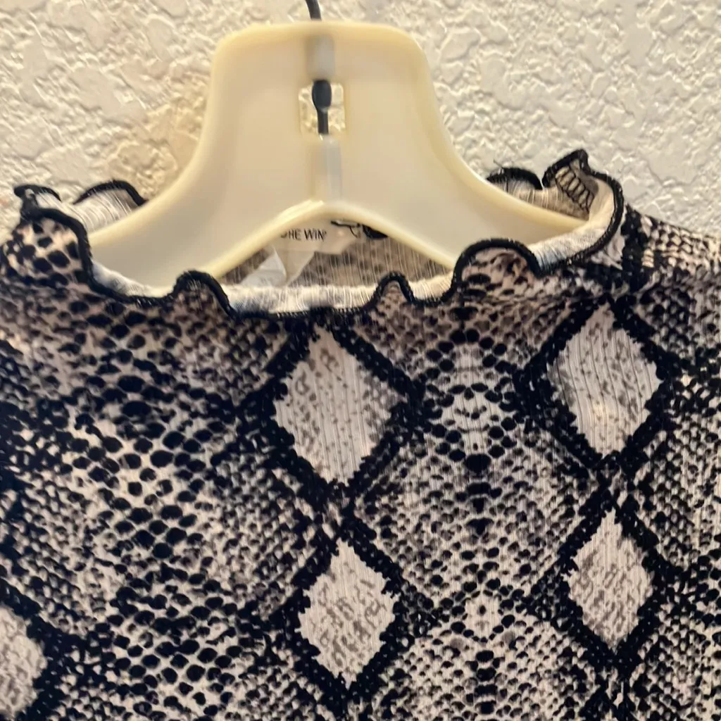 FINAL MARKDOWN Caution to the wind lettuce edge top large - Image 2