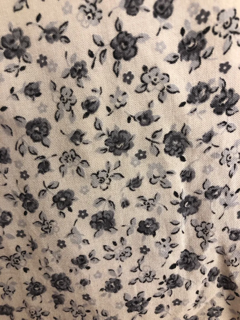 Brandy Melville Flowy Floral Crop🌾✨ - Image 2