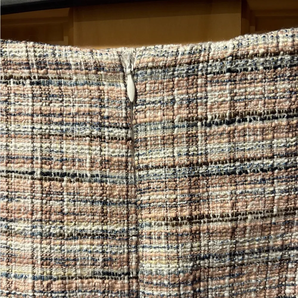 Pink Lily Tweed Mini Skirt faux pearl button detail women’s size M - Image 5