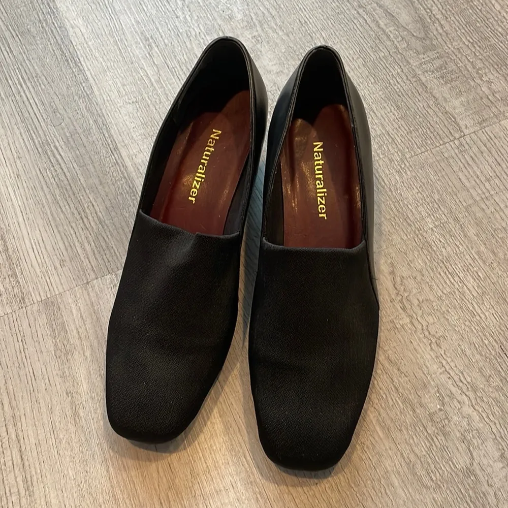 NATURALIZER Black Leather & Fabric Short Heel Shoes Size 6.5W - Image 2