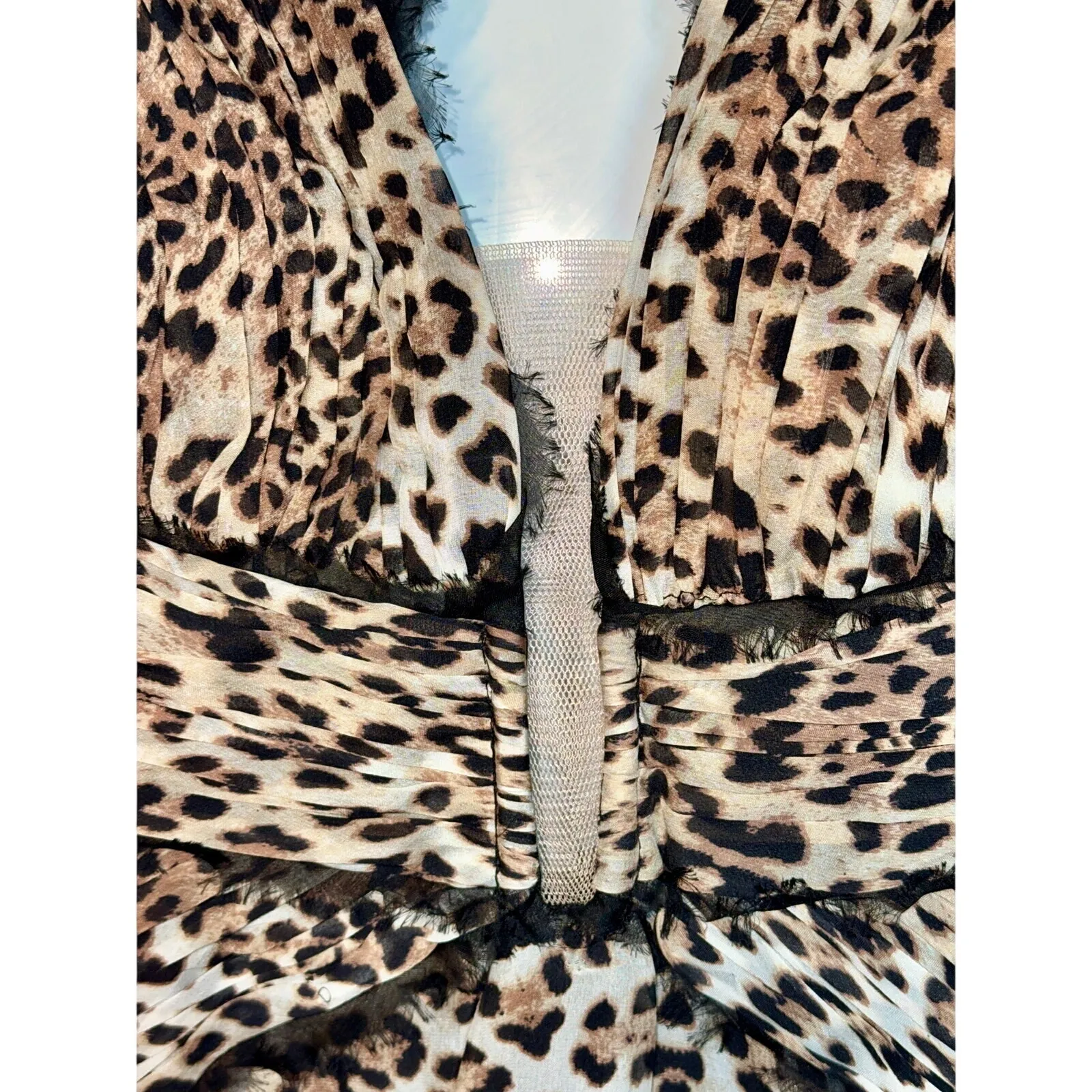 NWT Mandalay Grey Leopard Silk V - Image 4