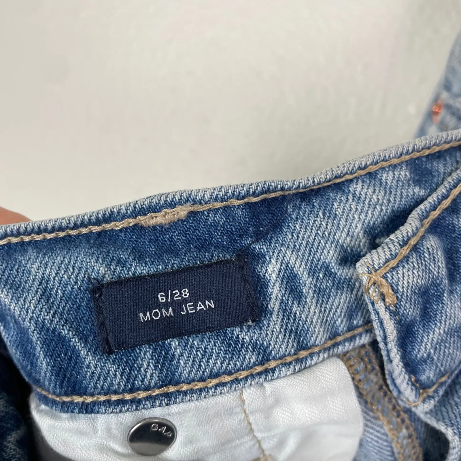 GAP Denim Mom‎ Jeans Light Indigo Size 6/28 High Rise Comfort Fit High Rise - Image 4