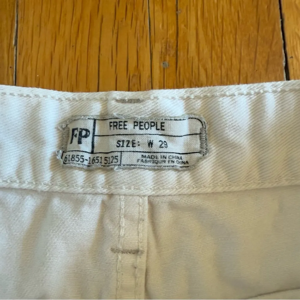 FREE PEOPLE Button Fly White Shorts Distressed Raw Hem Denim size 29 - Image 3