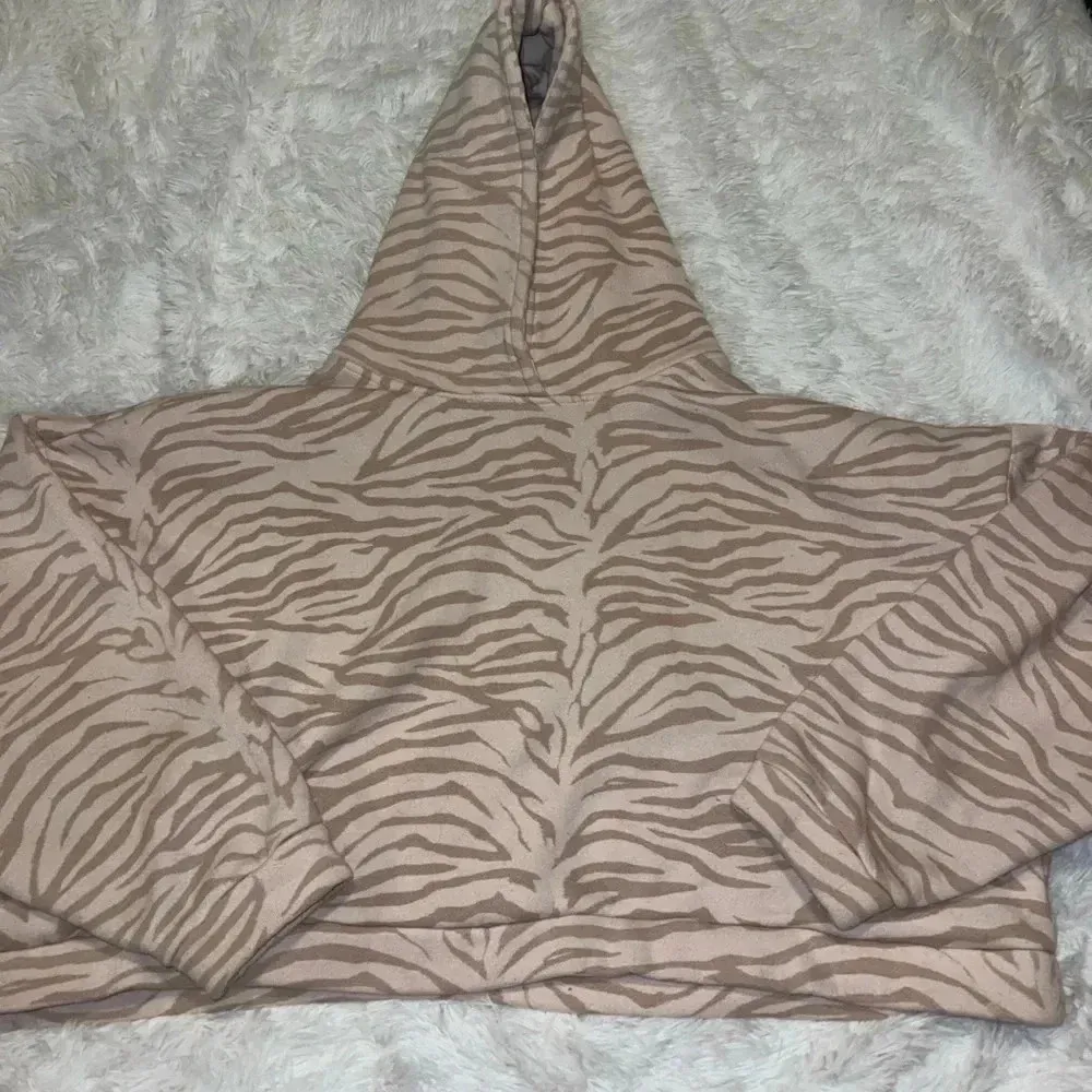 Eloquii Zebra Print Cropped Hooded Sweatshirt size 26/28 / 3XL Loungewear Hoodie - Image 2