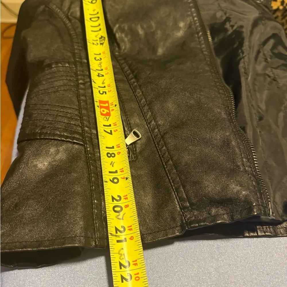 Guess Black Faux Leather Jacket with Asymmetrical Zipper and Fitted Design - Image 5