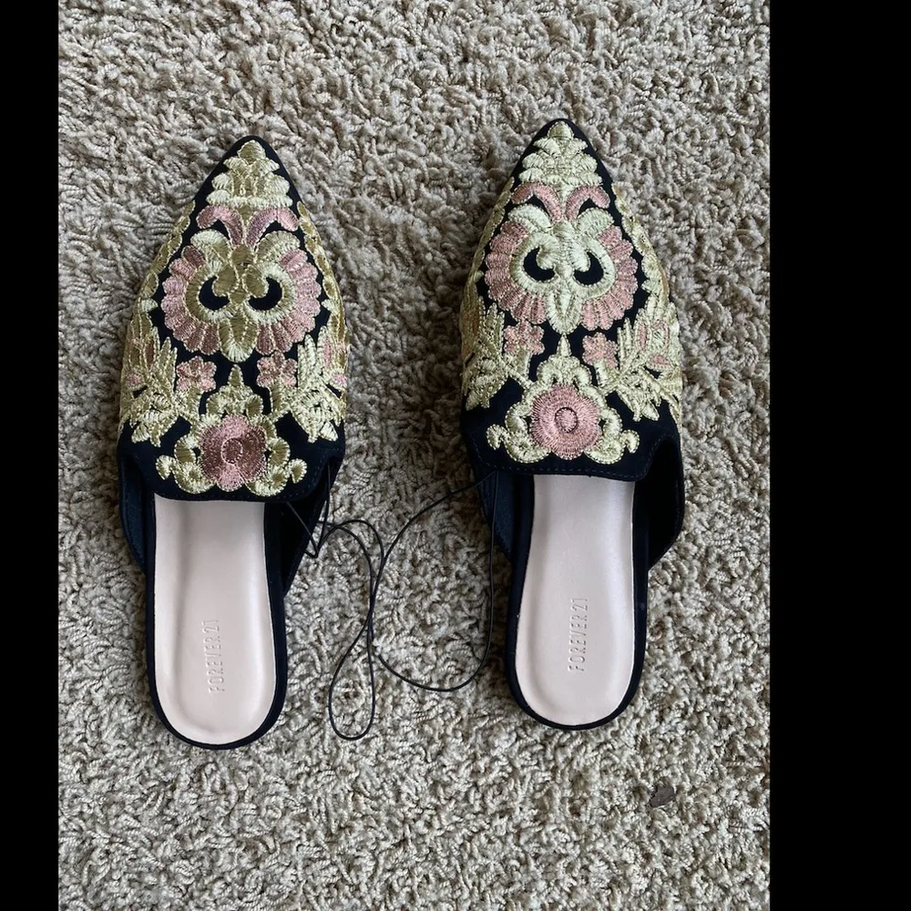 F21 new embroidered loafers mules slides Sz 5.5 - Image 10