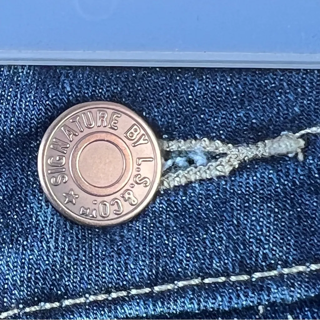 Signature Levi Strauss High Rise 3” Shorts Size 12/W31 w/5 Pockets & Bel… - Image 2