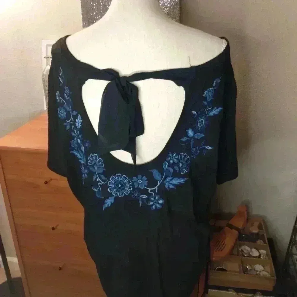 Lane Bryant embroidery with tie back black top sz 22/24 - Image 3