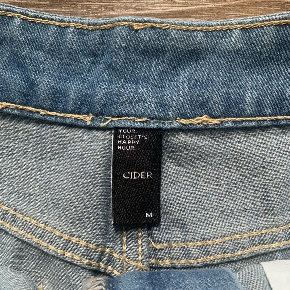 Cider NWT  Floral Embroidered Light Wash Shorts M - Image 3