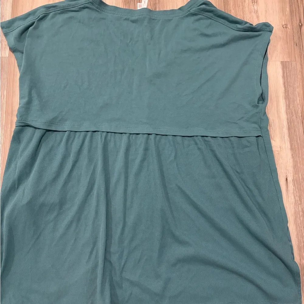 LulaRoe Cozy V neck shirt Size Large, pit to pit is 22, length is 25 - Image 4