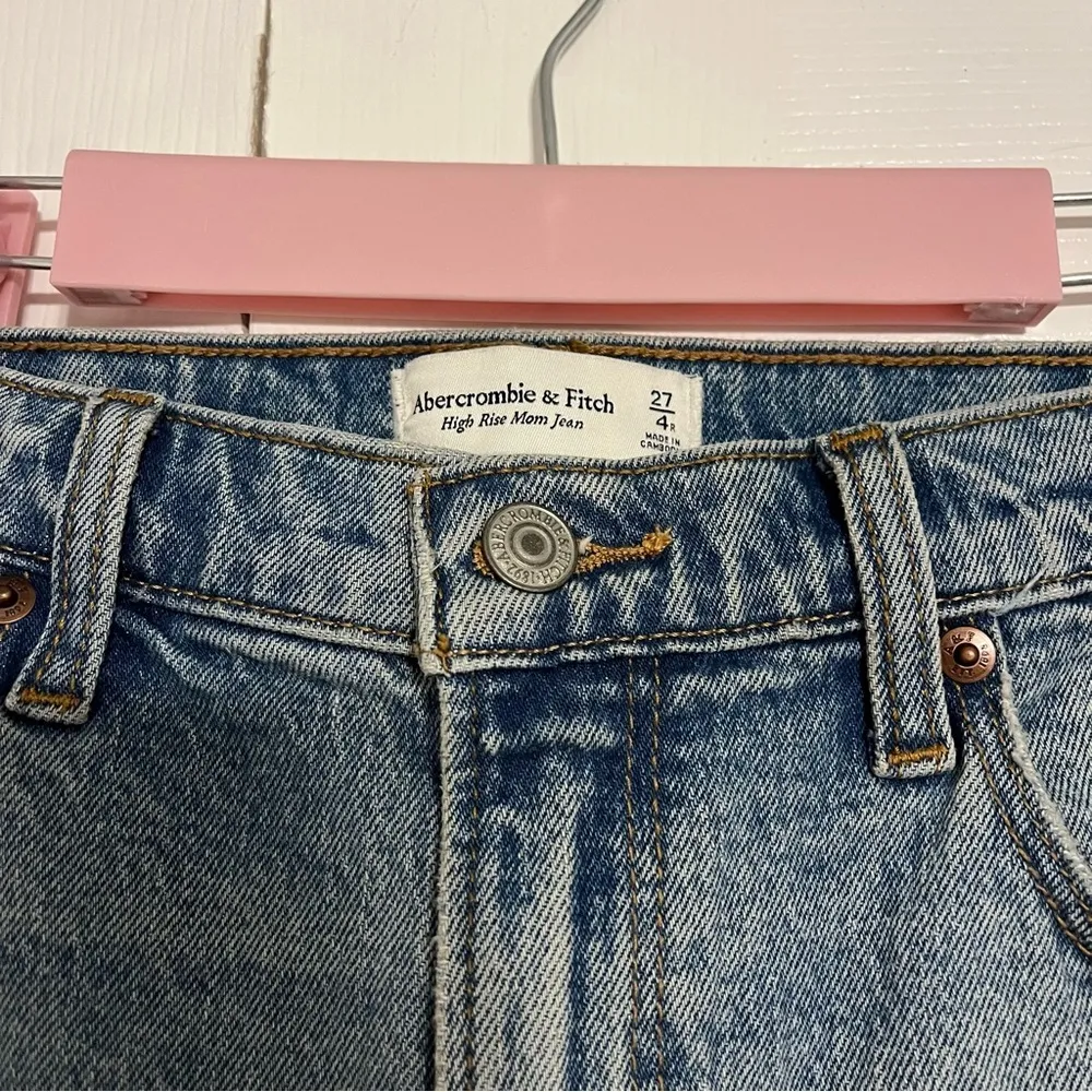 Abercrombie High Rise Mom Jeans - Image 6