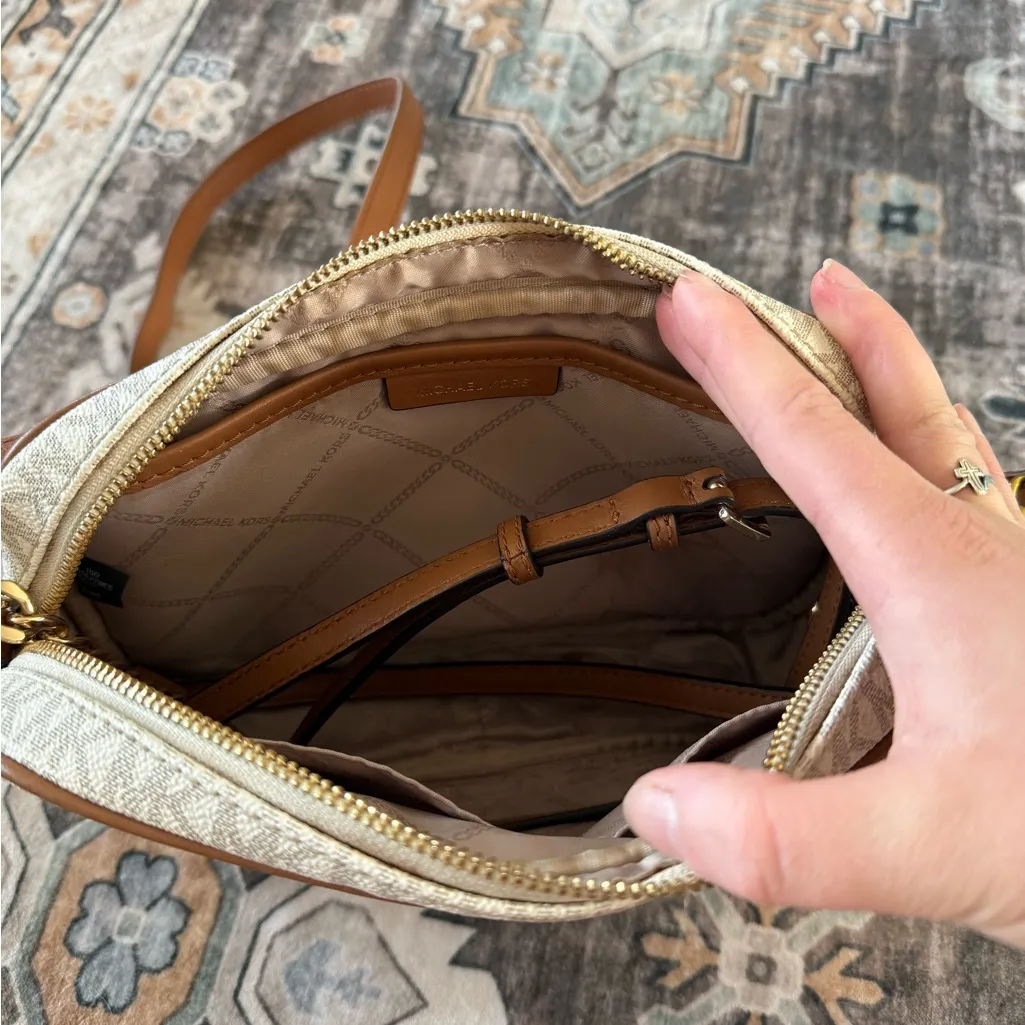 Michael Kors Crossbody purse - Image 4