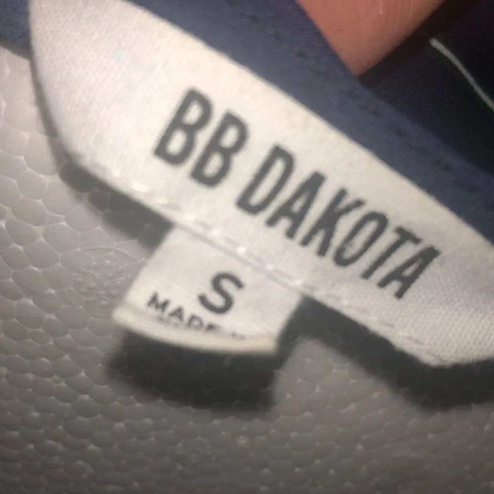 BB Dakota  pinstripe top size small - Image 3